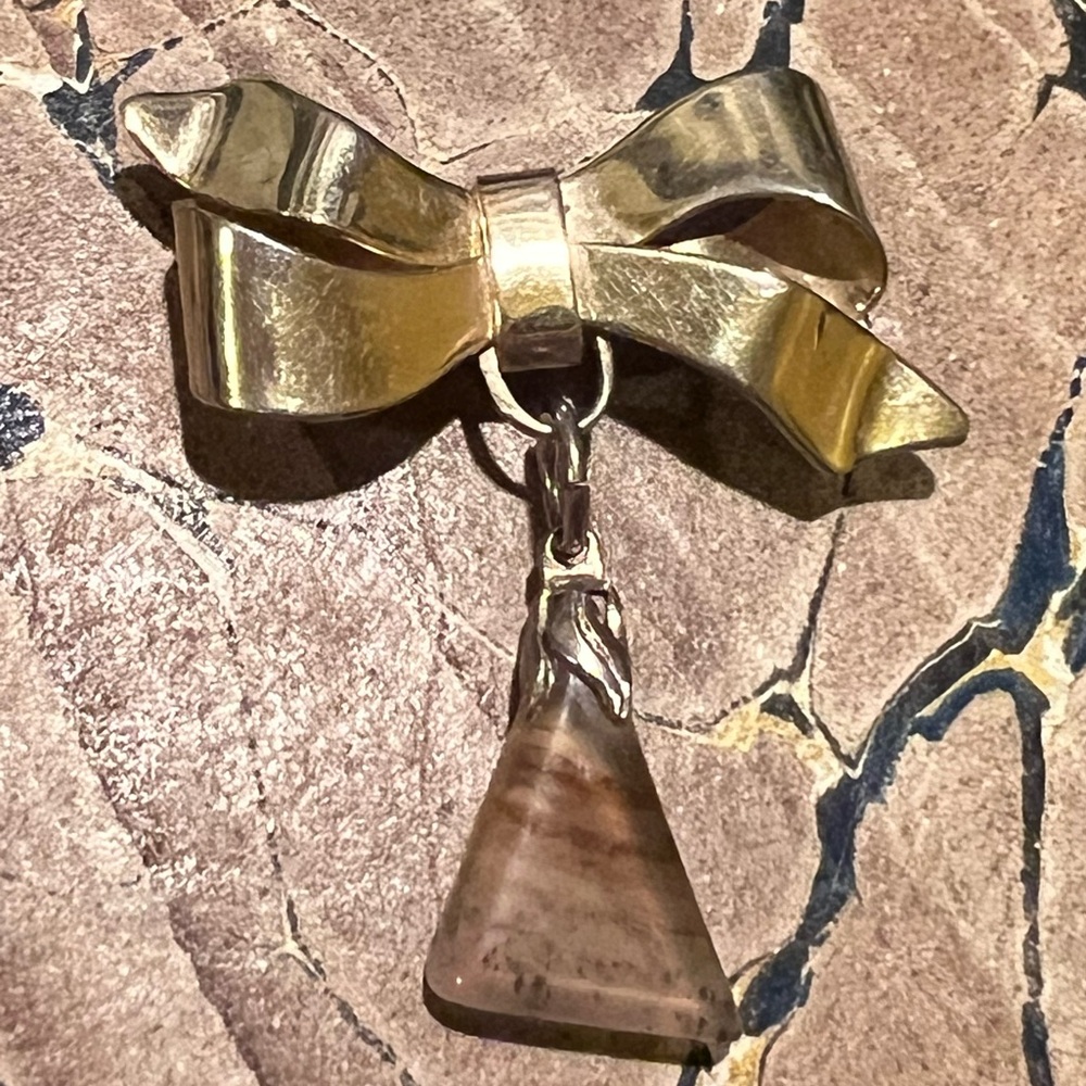VINTAGE WOMEN’S GOLD BOW BROOCH.
